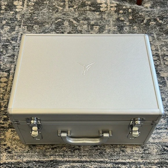 Air Jordan Metallic Silver Carrying Case - Picture 4 of 6